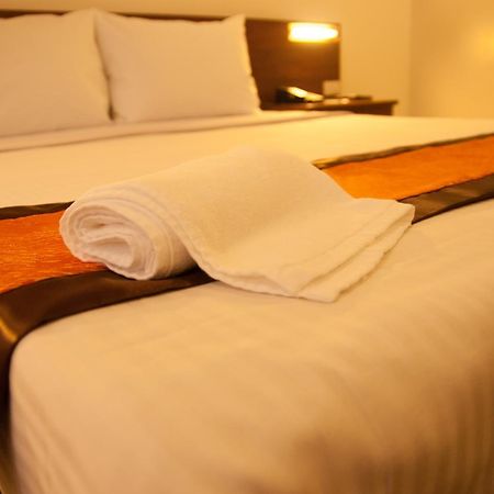 M Suites Hotel Makati City Exterior foto