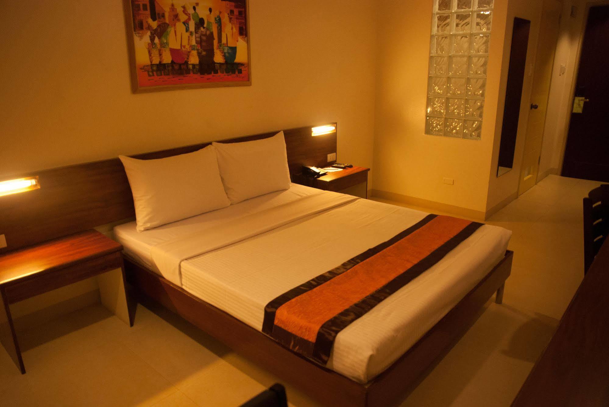 M Suites Hotel Makati City Exterior foto